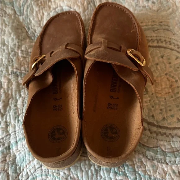 Birkenstock® Buckley Clogs

Color: COGNAC
Width: NARROW (A-B)
Size: 39 - Picture 3 of 4